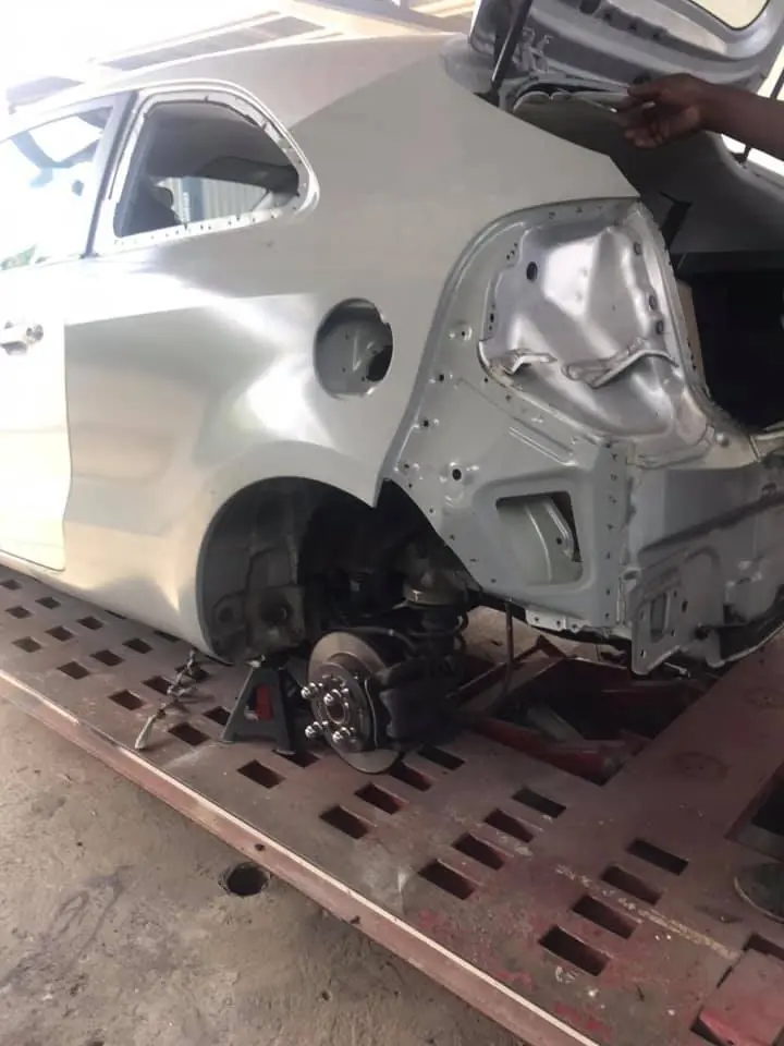 Véhicule démonté en cours de préparation carrosserie