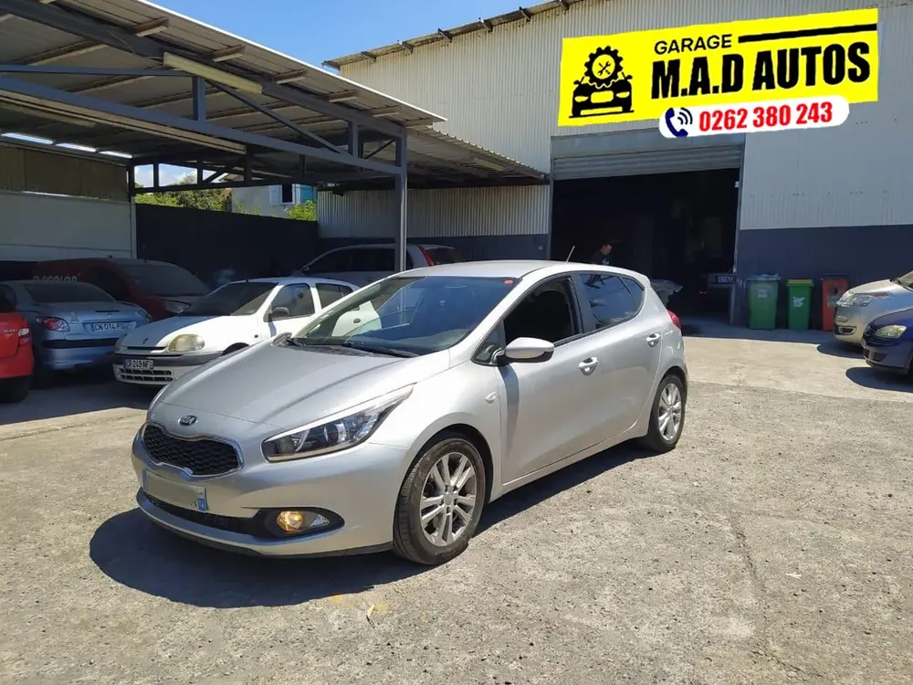 Kia Ceed grise prête à être restituée devant l&rsquo;enseigne du garage